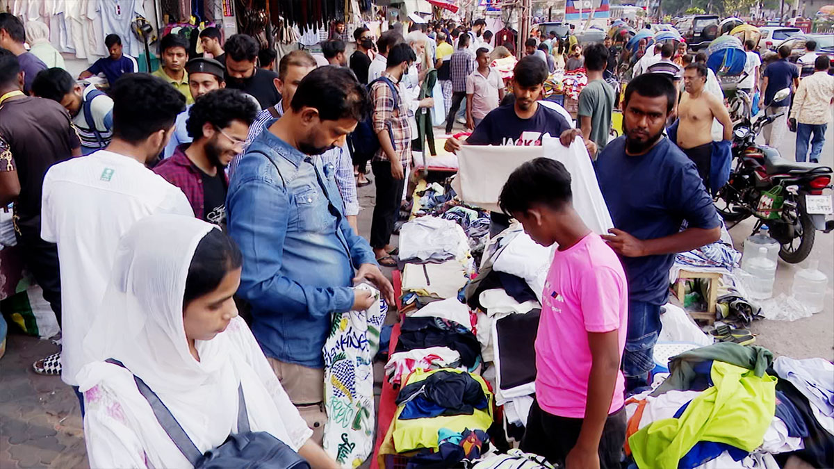 নিউমার্কেট এলাকায় ইঞ্চি হিসেবে বিক্রি হয় ফুটপাত, দৈনিক চাঁদা তোলা হচ্ছে কোটি টাকা