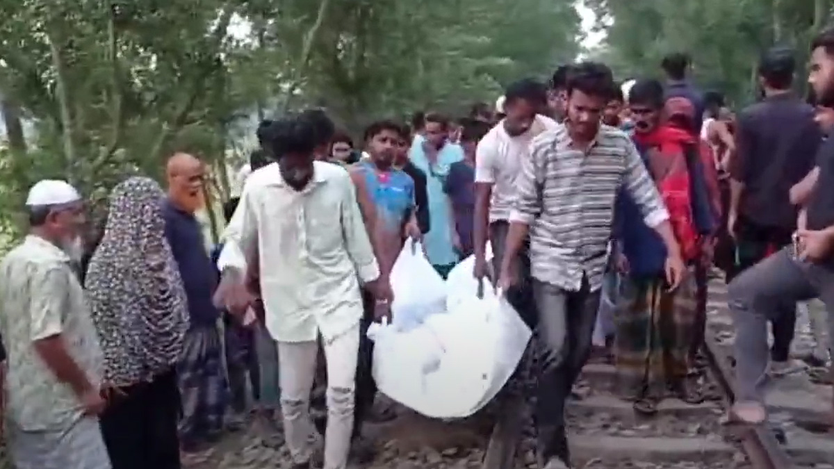 চাঁদপুরে ট্রেনে কাটা পড়ে মা-ছেলের মৃত্যু