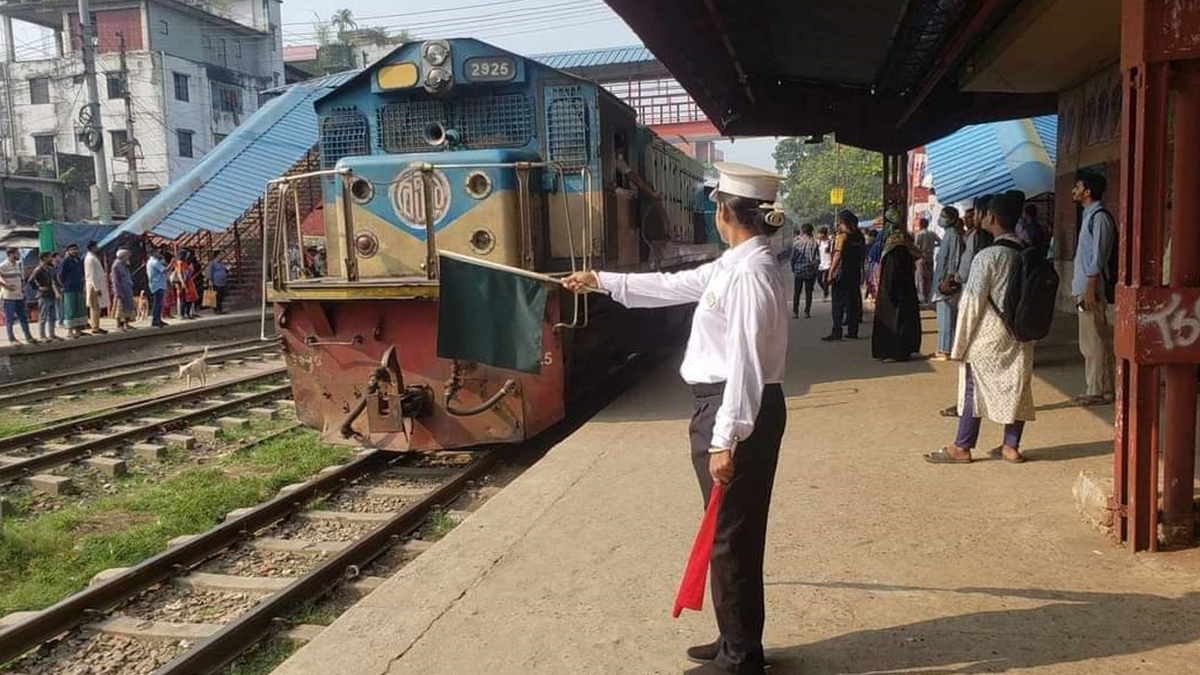 প্রথমবার চট্টগ্রাম থেকে যাত্রী নিয়ে কক্সবাজার গেল ‘বিশেষ ট্রেন’