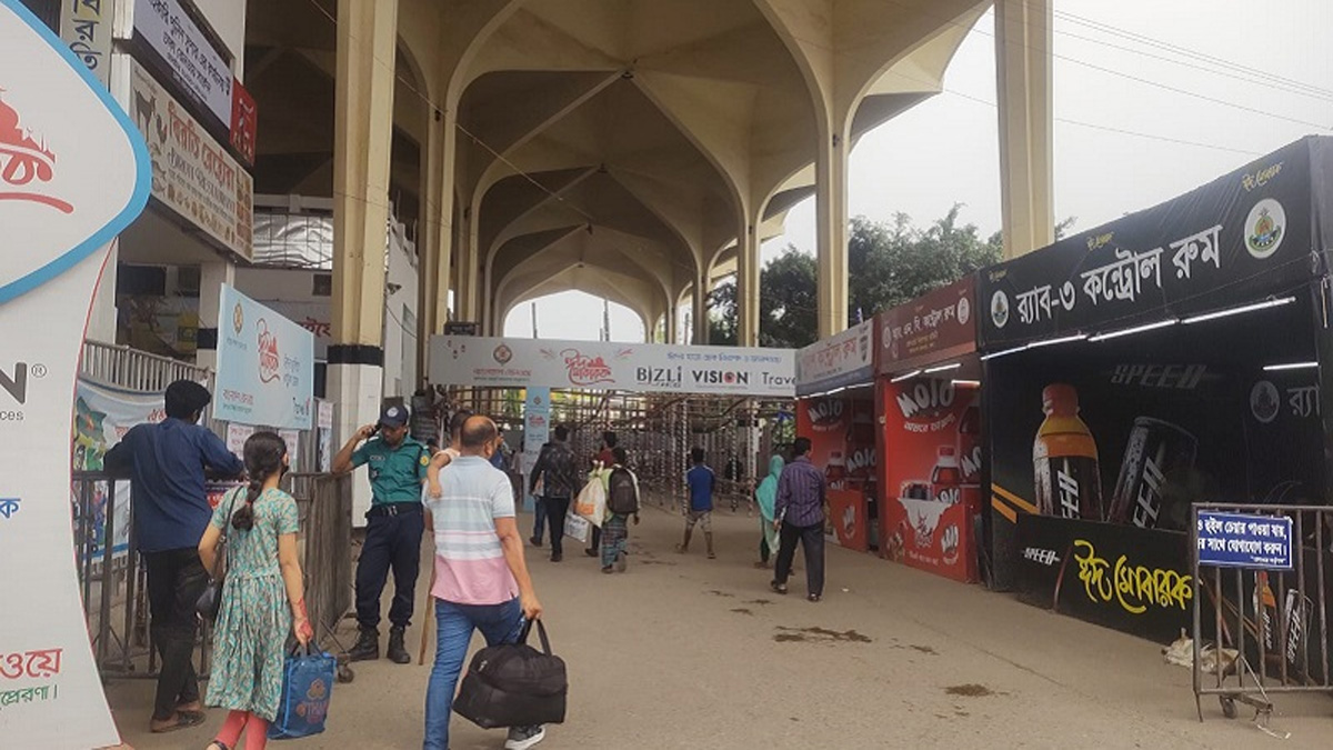 ঈদের দ্বিতীয় দিনেও ঢাকা ছাড়ছেন অনেকে