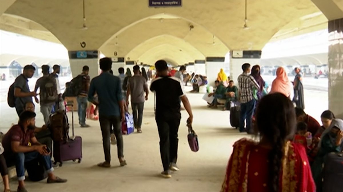 ঢাকা ছাড়ছেন রাজধানীবাসী, রেলস্টেশনে বাড়ছে ঘরমুখো মানুষের চাপ