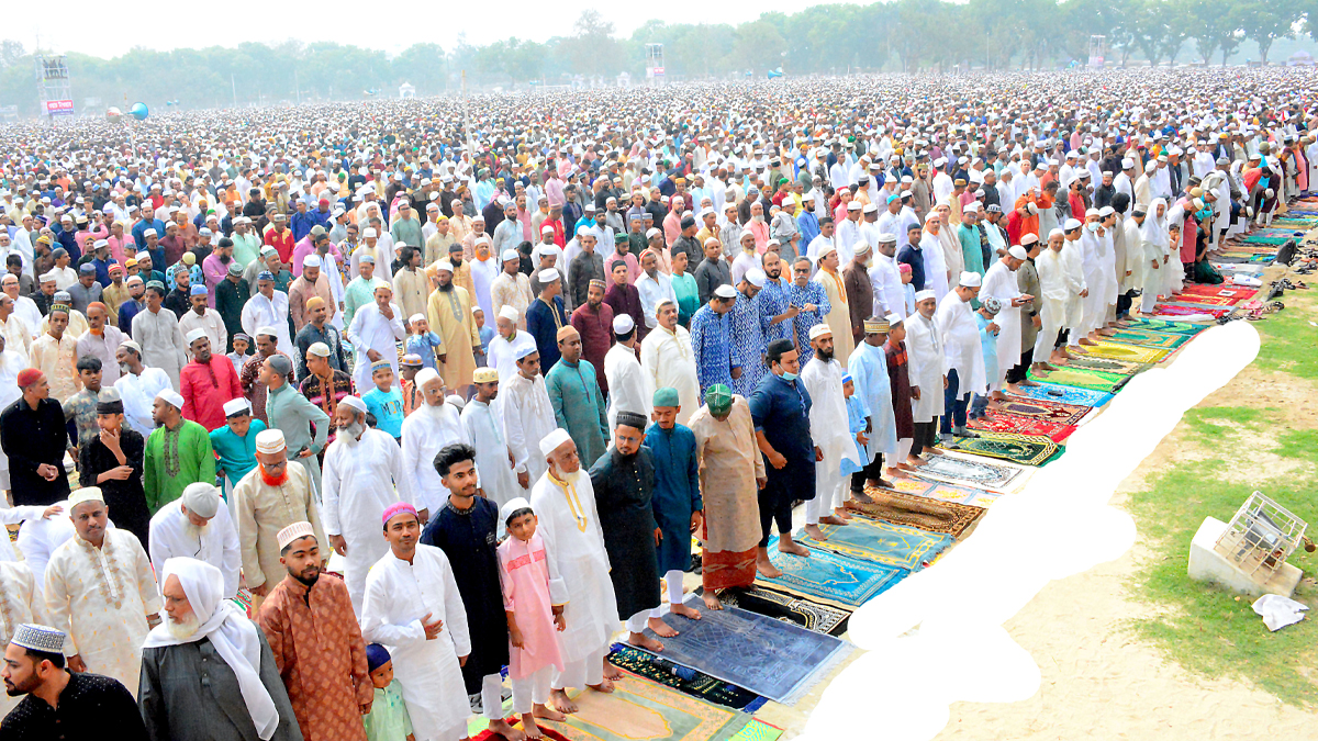 দিনাজপুরের ঈদ জামাতে অংশ নিলেন লাখো মানুষ