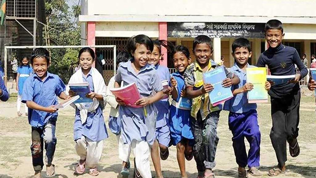 তীব্র গরমে স্কুল খোলা থাকা নিয়ে যা বললেন শিক্ষামন্ত্রী