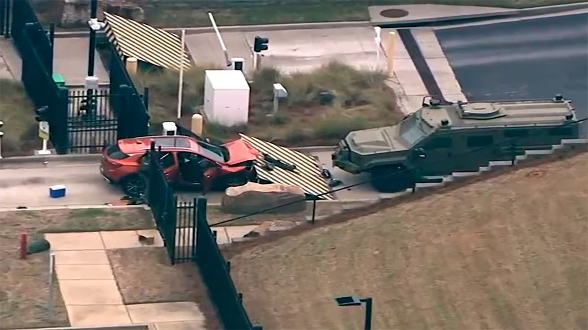 এফবিআইয়ের মূল ফটক ভেঙ্গে ঢুকে পড়লো গাড়ি!