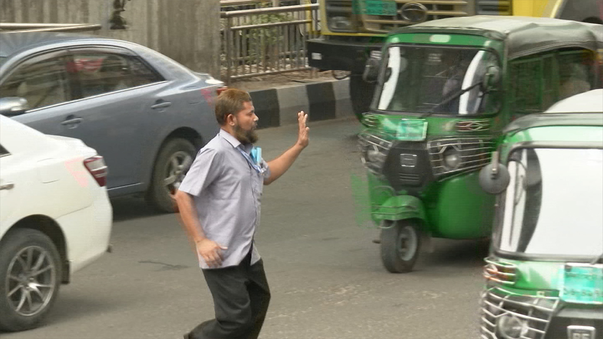 ফুটওভার ব্রিজ ও আন্ডারপাস ব্যবহারে অনীহা, ট্রাফিক আইন মানেন না রাজধানীর বেশিরভাগ মানুষ