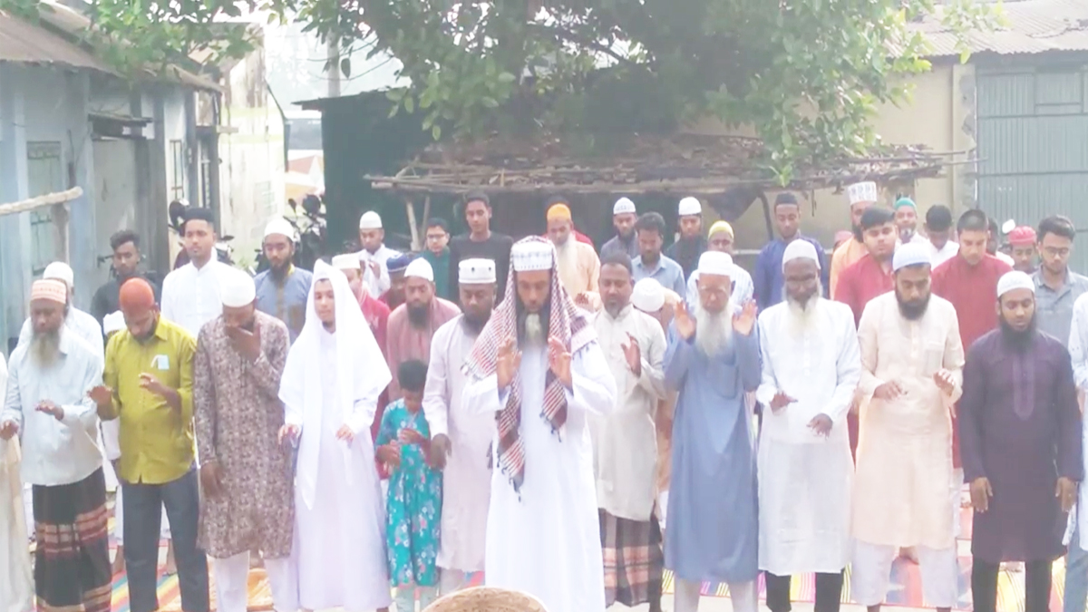 সৌদি আরবের সঙ্গে মিল রেখে ঝিনাইদহে ঈদুল ফিতর উদযাপন