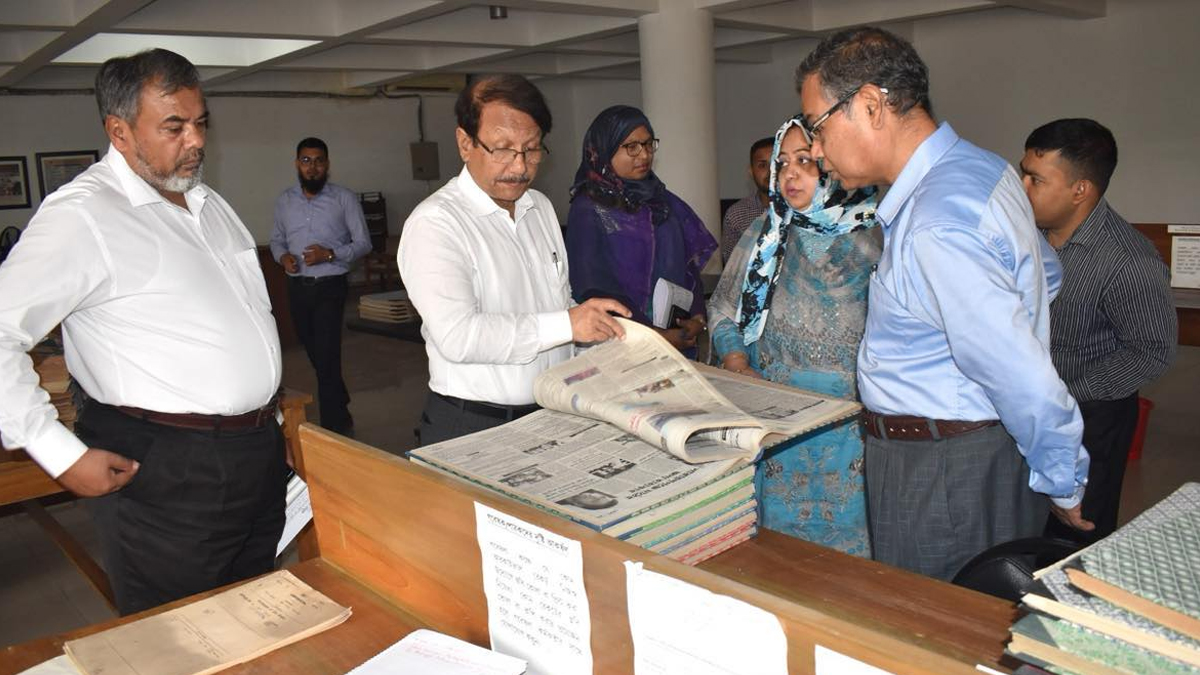 আরকাইভস ও গ্রন্থাগার অধিদফতর পরিদর্শন করেছেন প্রধানমন্ত্রীর উপদেষ্টা ড. কামাল আবদুল নাসের চৌধুরী