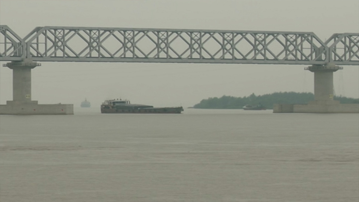 রূপসা রেলসেতুর সাথে ধাক্কা লেগে কার্গো জাহাজ ডুবি, নিখোঁজ ২