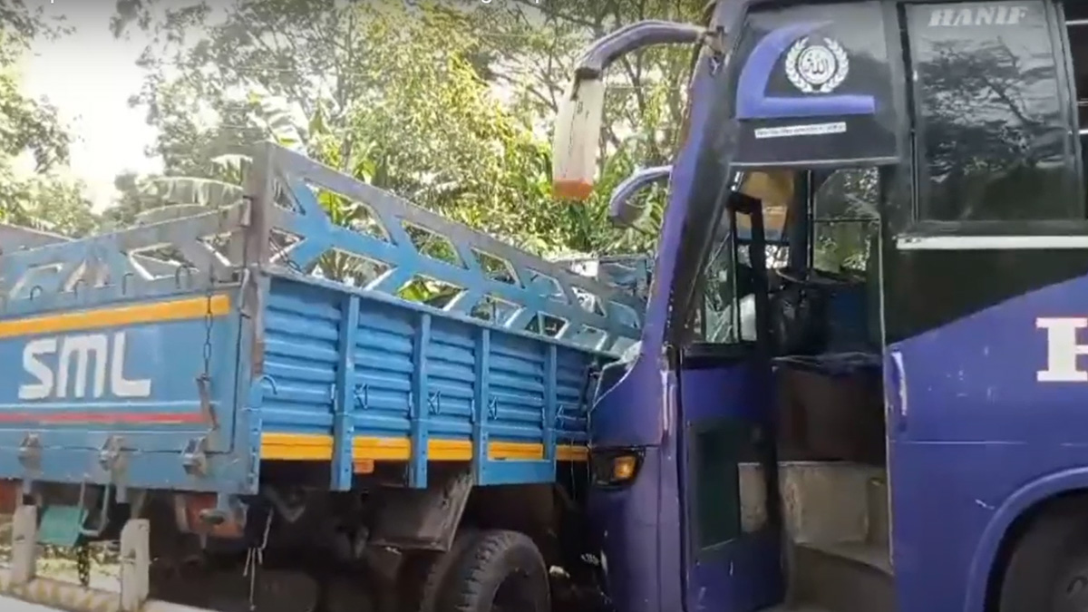 মাদারীপুরে বাসের সাথে সংঘর্ষে পিকআপ চালক নিহত