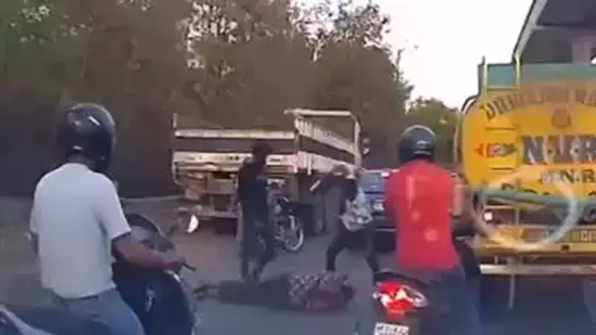 মারাত্মক কাজের চাপ! গুন্ডা ভাড়া করে ম্যানেজারকে রাস্তায় ফেলে পেটালেন যুবক