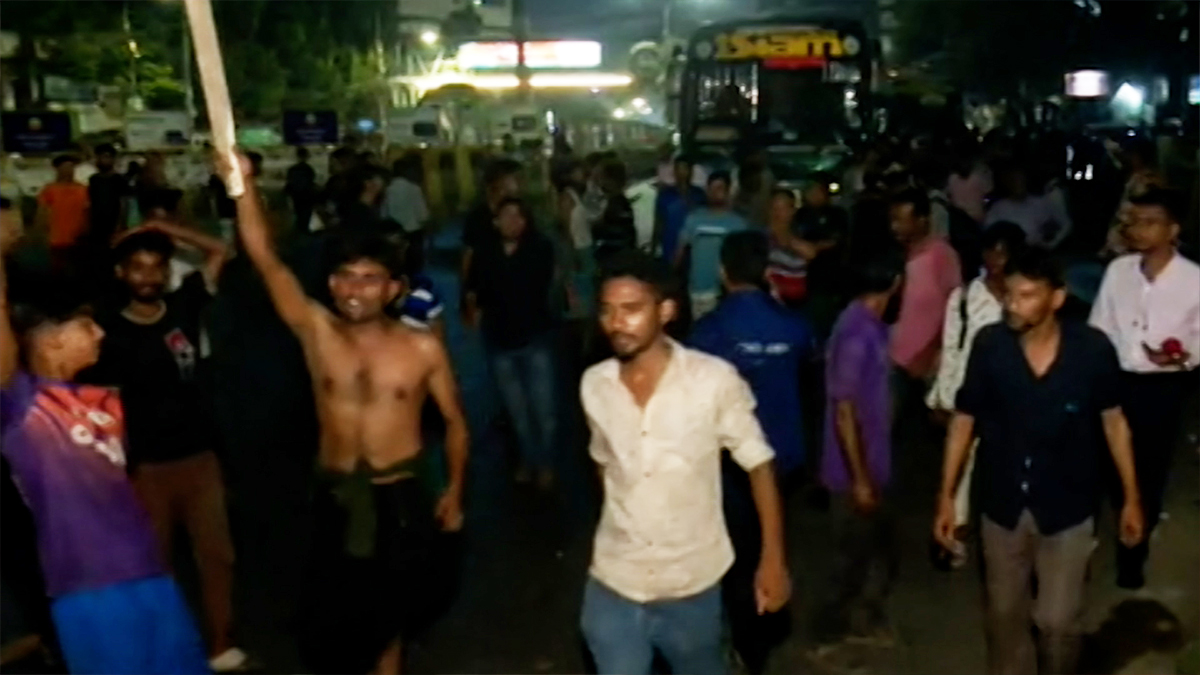 পুলিশের বিরুদ্ধে বাস চালক-সহকারীকে মারধরের অভিযোগ, মহাখালীতে সড়ক অবরোধ