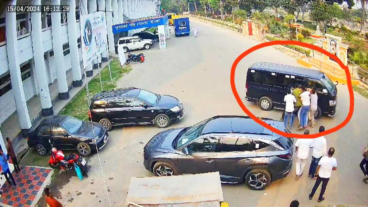 নির্বাচন অফিসের সামনে থেকে তুলে নিয়ে উপজেলা চেয়ারম্যান প্রার্থীকে মারধর