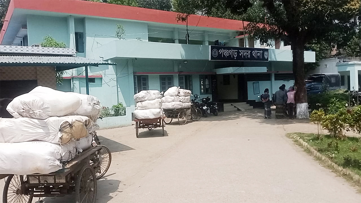 পঞ্চগড়ে প্রায় দেড় হাজার কেজি পলিথিন জব্দ