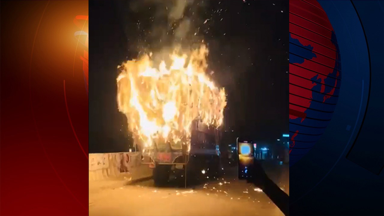 নরসিংদীতে পাটবোঝাই ট্রাকে আগুন