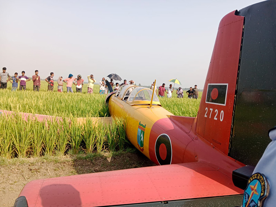 নড়াইলে ধানক্ষেতে বিমানের জরুরি অবতরণ