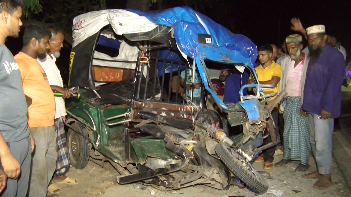 রংপুরে বাস-অটোরিকশা সংঘর্ষে কোরআনের হাফেজসহ নিহত ৩