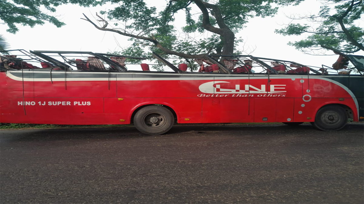 সিরাজগঞ্জে গাছের সাথে ধাক্কায় উড়ে গেল বাসের ছাদ, নিহত ১