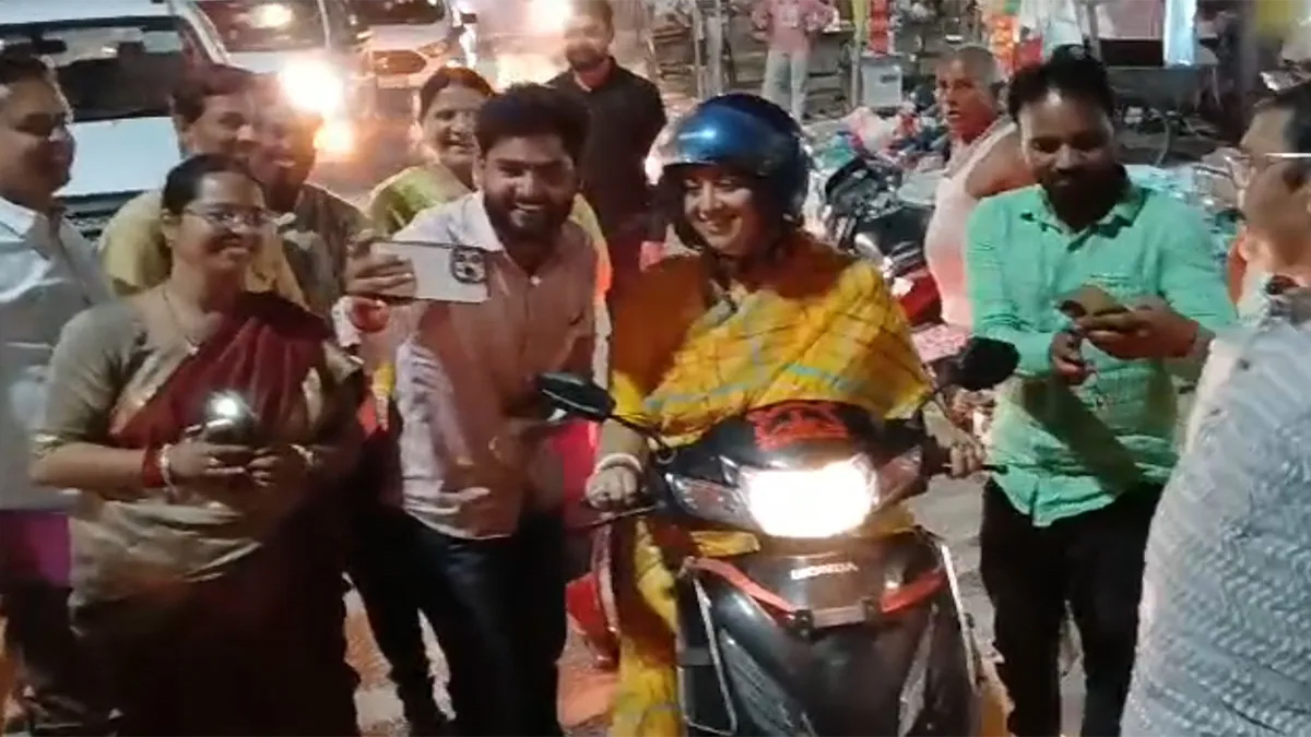 স্কুটি চালিয়ে জনসংযোগে স্মৃতি ইরানি