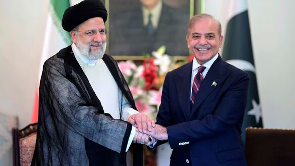 হঠাৎ পাকিস্তান সফরে কেন গেলেন রইসি?