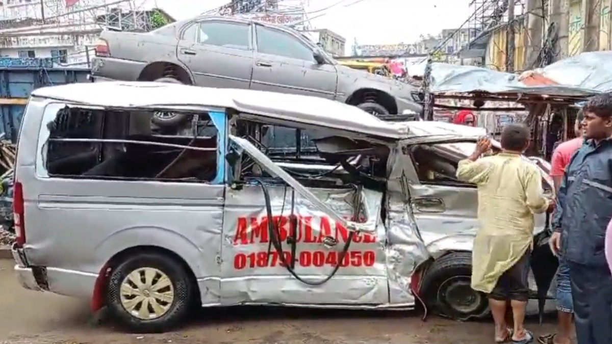নিয়ন্ত্রণ হারিয়ে অ্যাম্বুলেন্সের সড়ক বিভাজকে ধাক্কা, রোগীর মৃত্যু