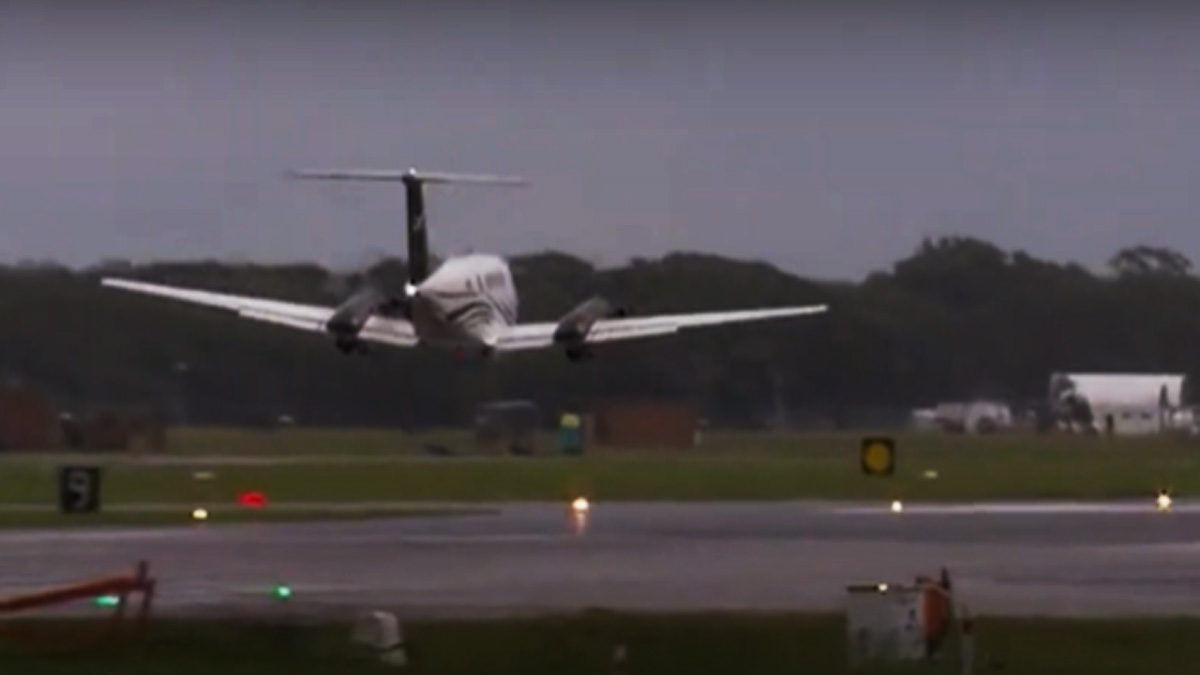 ল্যান্ডিং গিয়ার ছাড়াই জরুরি অবতরণ করল বিমান