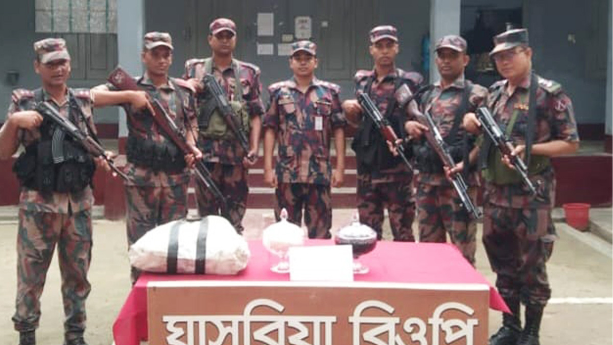 দিনাজপুরের ঘাসুরিয়া সীমান্তে আড়াই কেজি সাপের বিষ উদ্ধার