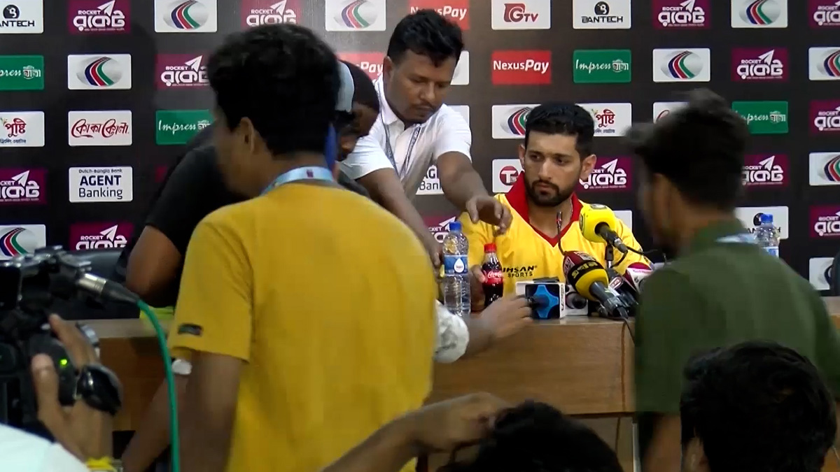 কোমল পানীয়র বোতল সামনে থেকে সরালেন সিকান্দার রাজা