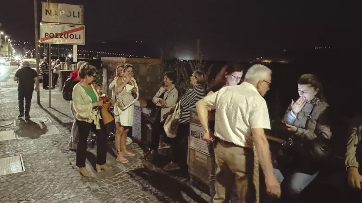 ৪০ বছরের মধ্যে সবচেয়ে বড় ভূমিকম্প ইতালির নেপলসে