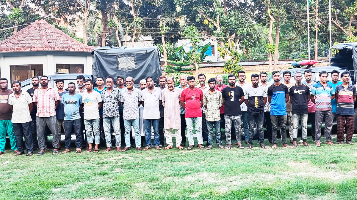 ফেসবুকে ঘোষণা দিয়ে র্যাবের অভিযান, আটক ৩৩ চাঁদাবাজ