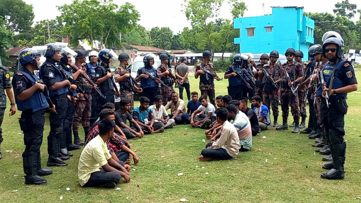 রাজশাহীর দুর্গাপুরে ভোটকেন্দ্র দখল নিয়ে সংঘর্ষ, আটক ২৪