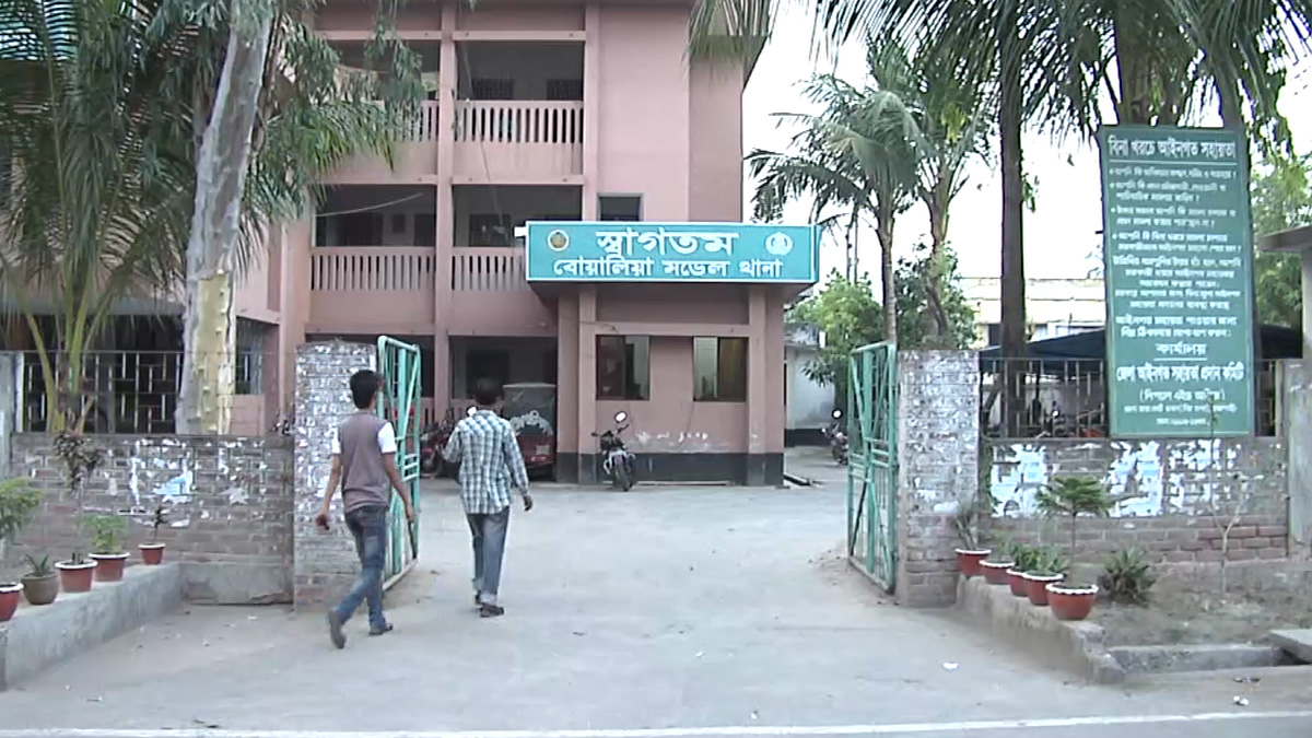 রাজশাহীতে চেকপোস্টে পুলিশকে মারধর, যুবক আটক