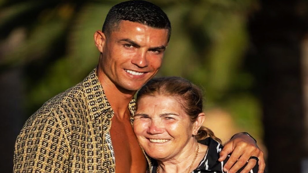 মা দিবসের শুভেচ্ছা জানিয়ে রোনালদোর পোস্ট