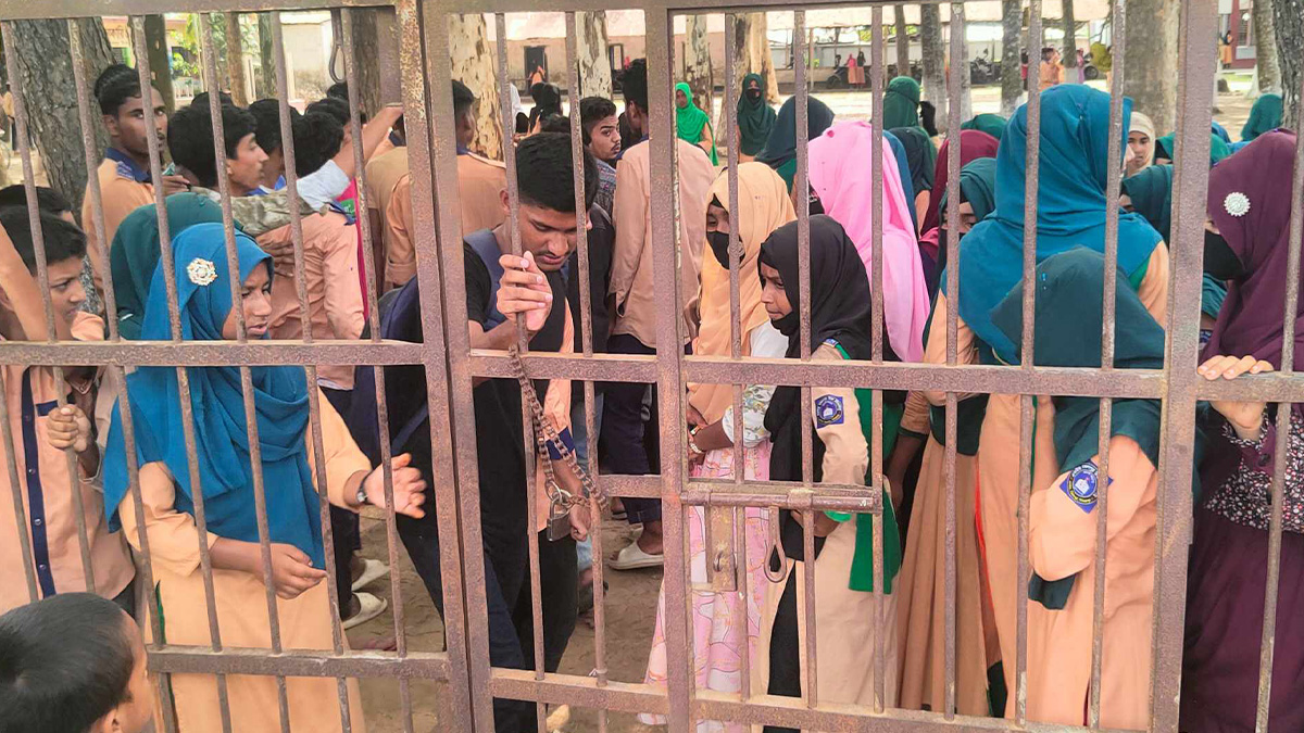 শ্রেণিকক্ষে যৌন হয়রানির অভিযোগ, ২ শিক্ষককে বরখাস্তের দাবিতে বিদ্যালয়ে তালা