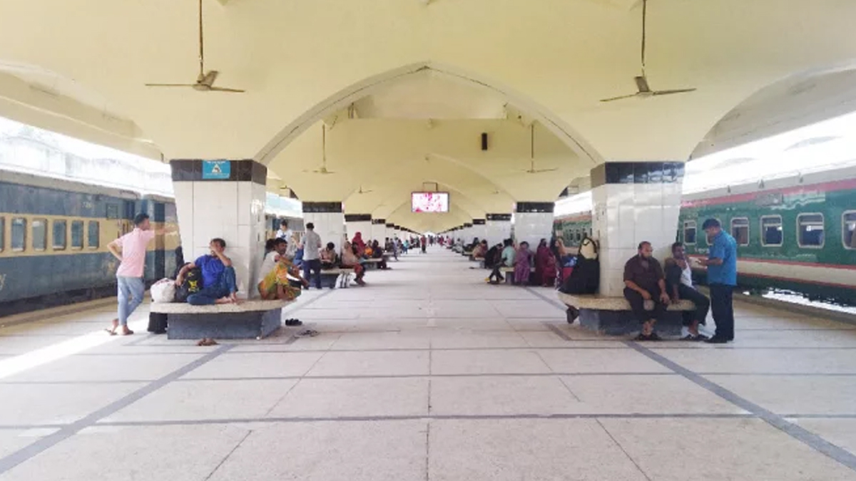 দুদিনেও কাটেনি শিডিউল বিপর্যয়, কমলাপুর থেকে ভোরের ট্রেন ছেড়েছে দুপুরে