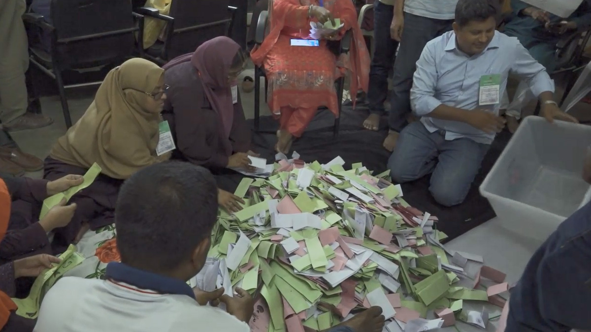 ধান কাটার মৌসুম ও বৃষ্টির কারণে ভোট পড়ার হার কম ছিল: ইসি আলমগীর