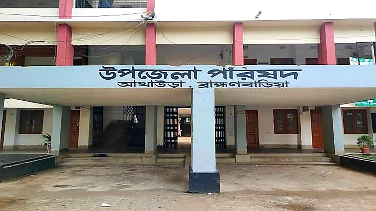 গোপন কক্ষে ব্যালটে সিল মারার সময় পোলিং এজেন্ট আটক