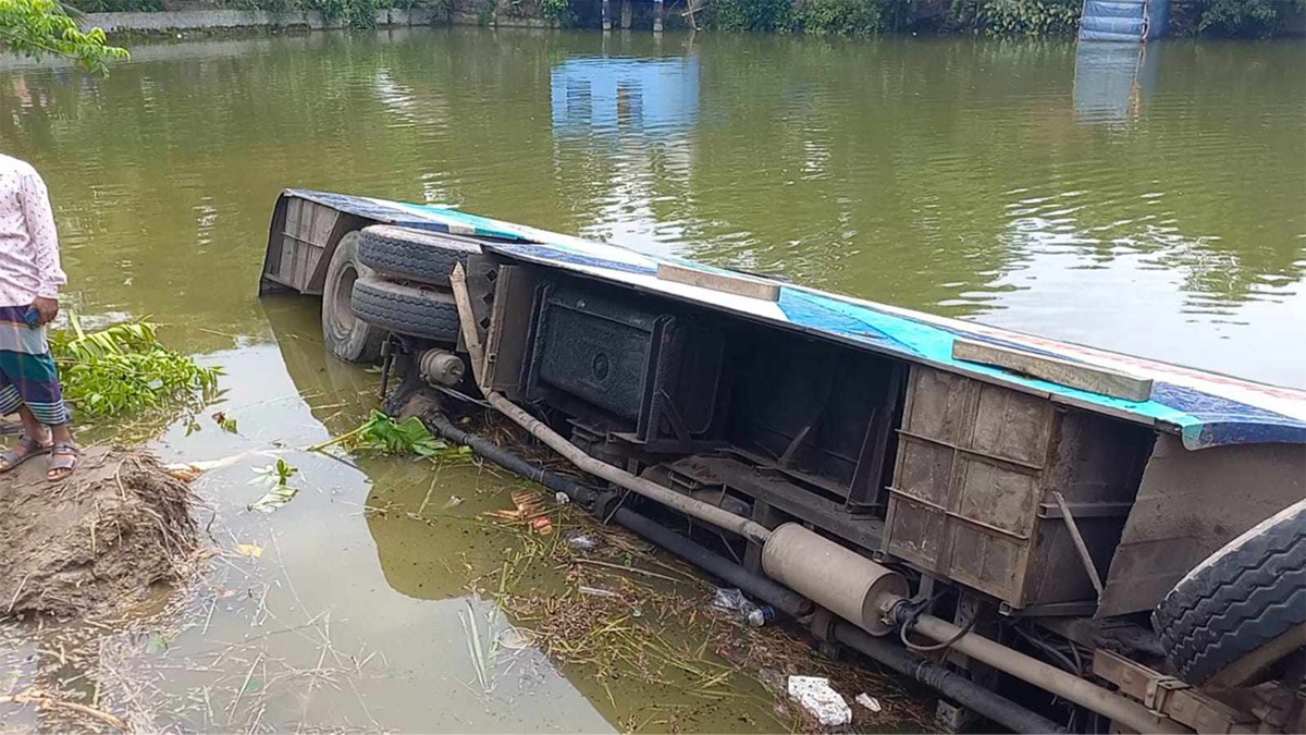চাঁদপুরে নিয়ন্ত্রণ হারিয়ে পুকুরে পড়লো বাস, আহত ২৫