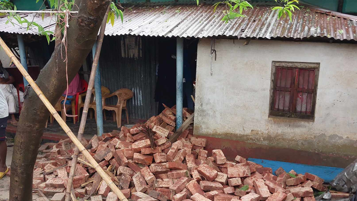 নরসিংদীতে ইটের নিচে চাপা পড়ে স্বামী-স্ত্রীর মৃত্যু