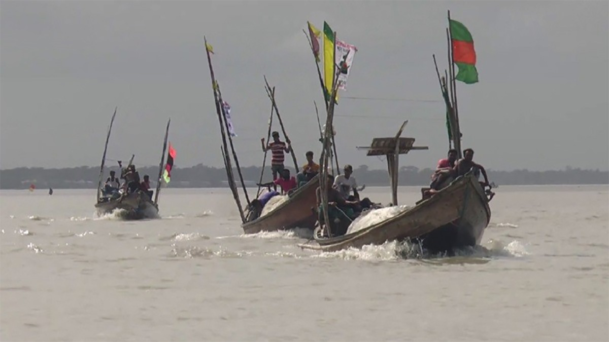 বঙ্গোপসাগরে ডুবে গেছে লবণবাহী ১০ ট্রলার, নিখোঁজ অনেকে