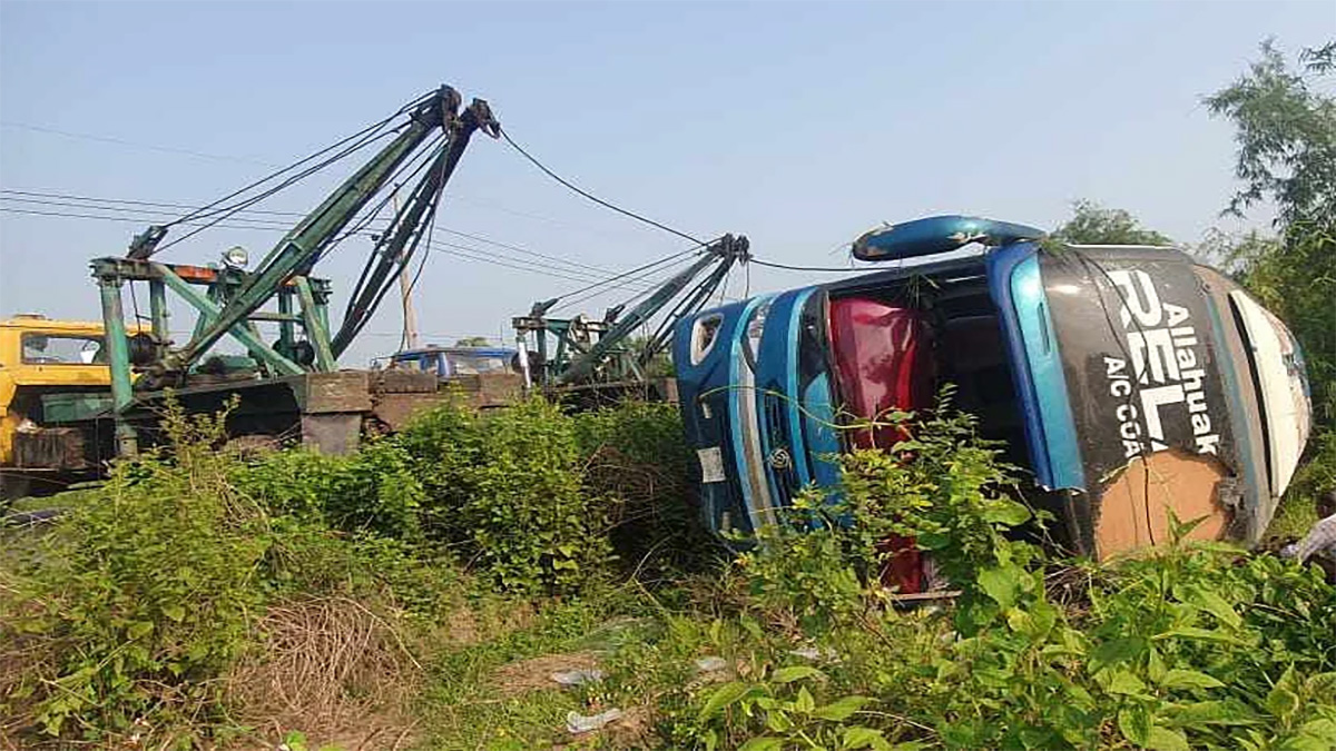 কুমিল্লায় বাস উল্টে নিহত ৫, আহত ১০