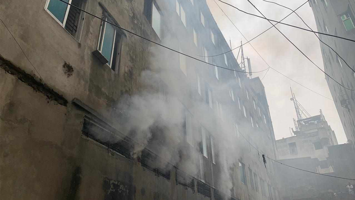 ধোলাইখালে মিউচুয়াল ট্রাস্ট ব্যাংকে লাগা আগুন নিভেছে