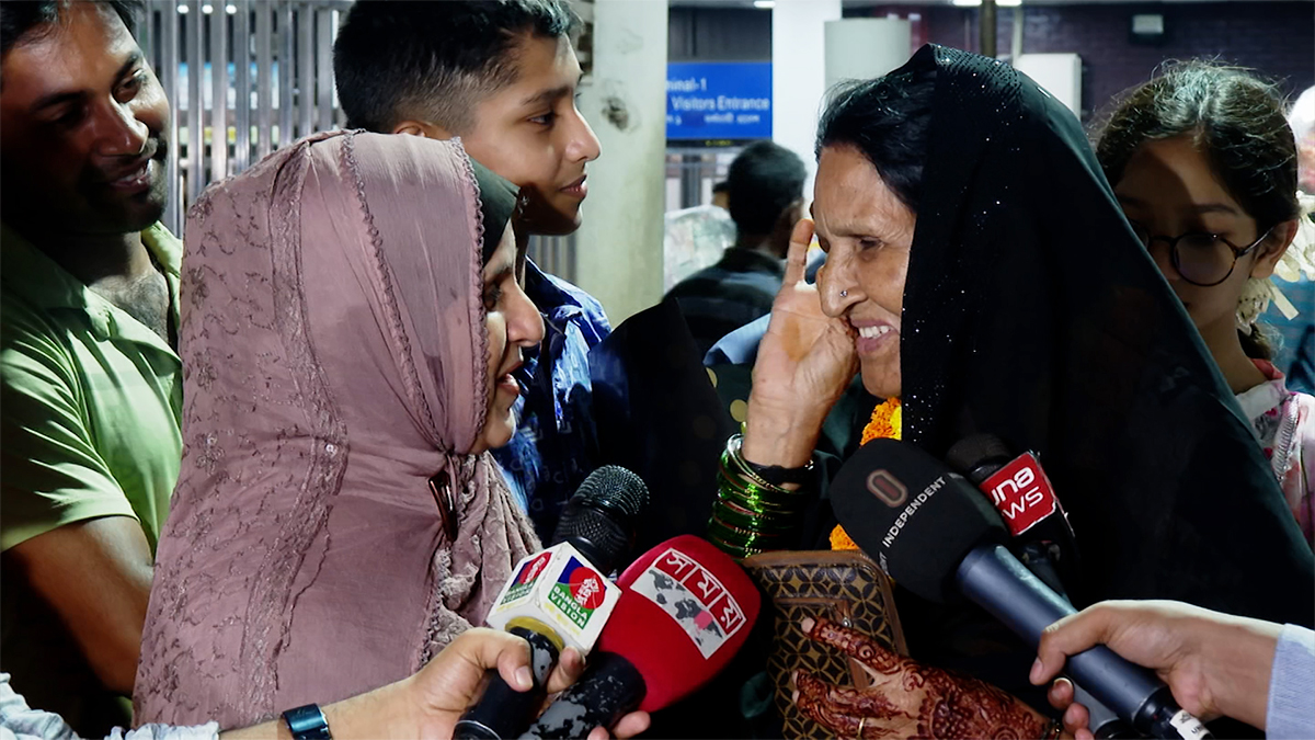 ৫৩ বছর পর মা-মেয়ের দেখা!