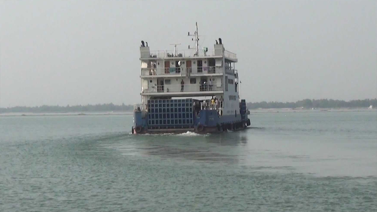 ৩৬ ঘণ্টা পর দৌলতদিয়া-পাটুরিয়া রুটে ফেরি চলাচল স্বাভাবিক