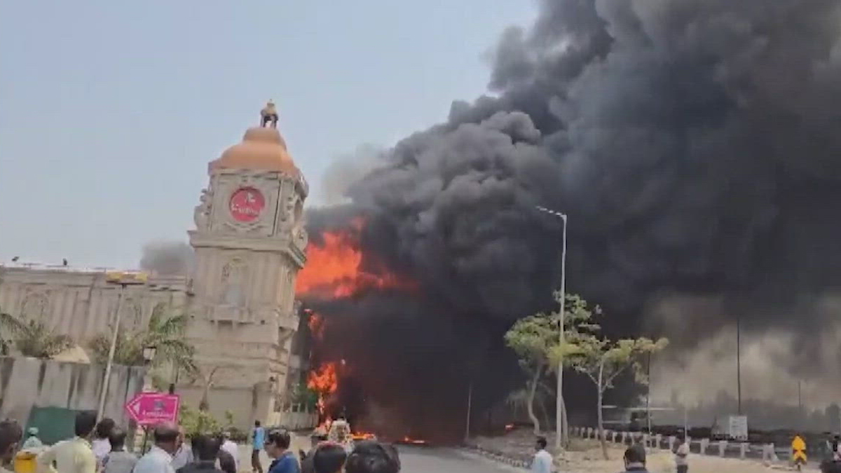 দিল্লির আলিপুরের কার্নিভাল রিসোর্টে ভয়াবহ আগুন