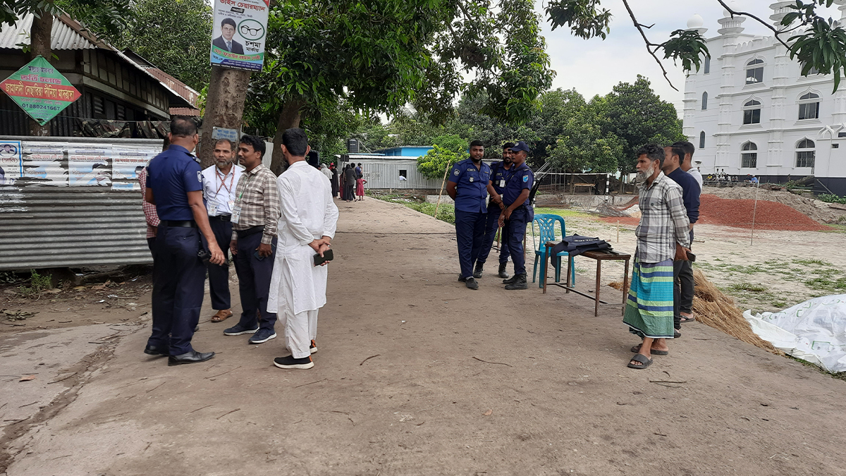 গজারিয়ায় ভোটকেন্দ্রের পাশে ককটেল বিস্ফোরণ; নিয়ন্ত্রণে পুলিশের গুলিবর্ষণ