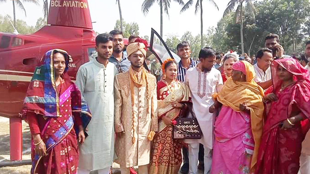মা-বাবার স্বপ্নপূরণে হেলিকপ্টারে চড়ে বিয়ে
