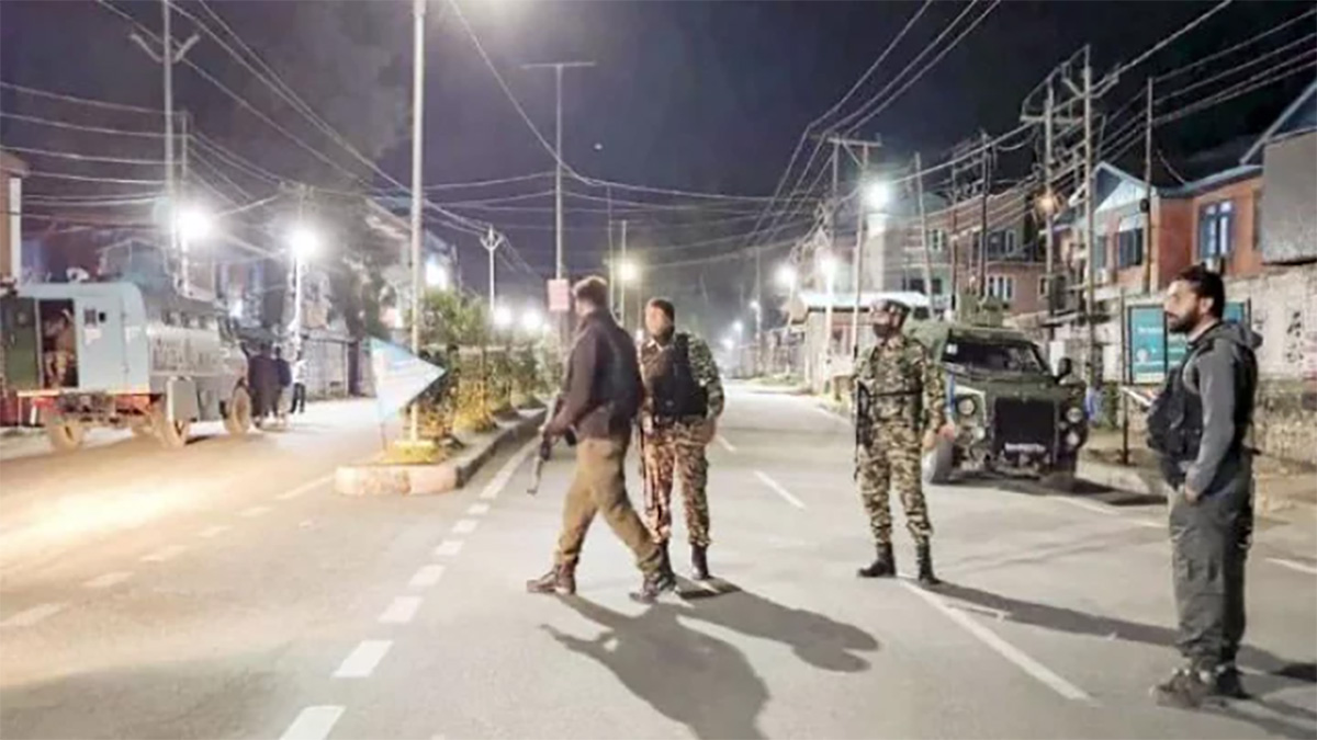 কাশ্মীরে গুলিতে বিজেপি নেতা নিহত, আহত পর্যটক দম্পতি