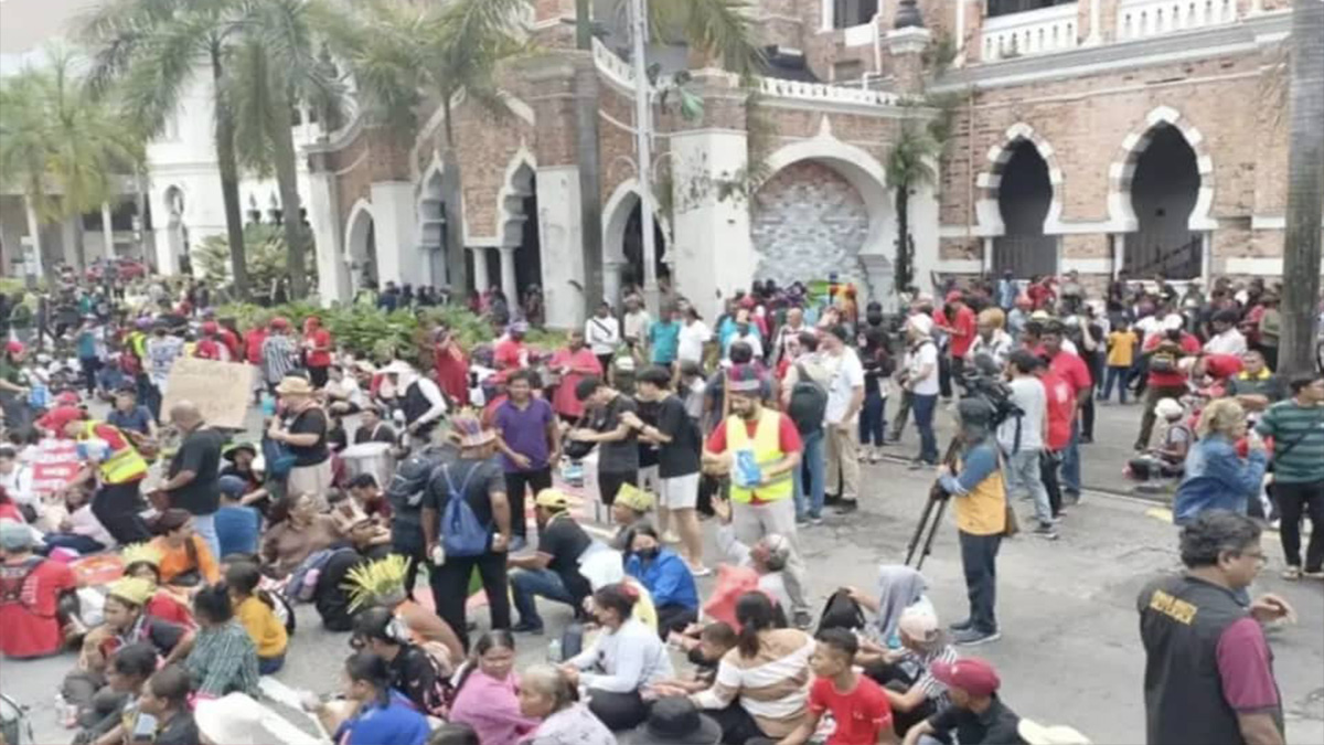 মালয়েশিয়ায় মজুরি বাড়ানোর দাবিতে হাজারো শ্রমিকের মিছিল