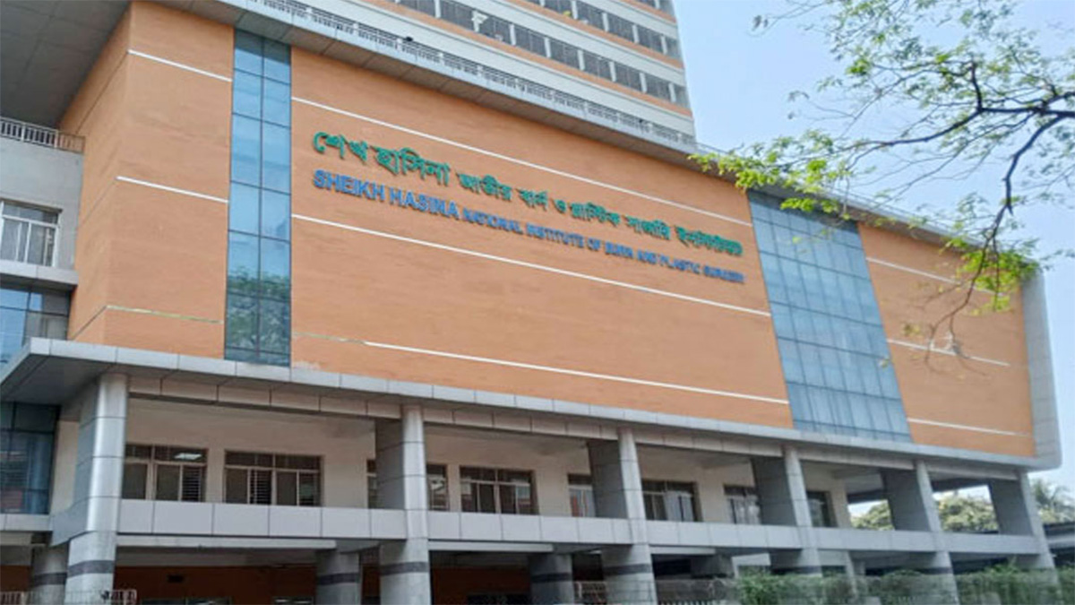 মিরপুরে আগুন নেভাতে গিয়ে ধোঁয়ায় অসুস্থ ৭ শ্রমিক