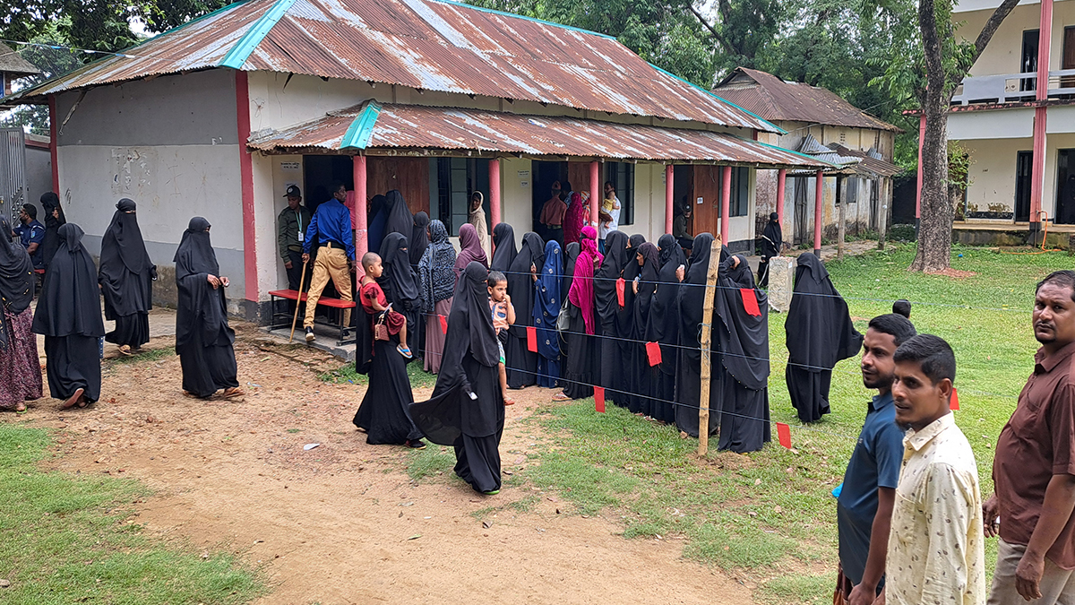 নেত্রকোণায় ভোটকেন্দ্রের বাইরে ভিড় ভেতরে ফাঁকা, উপস্থিতি হাতে গোনা